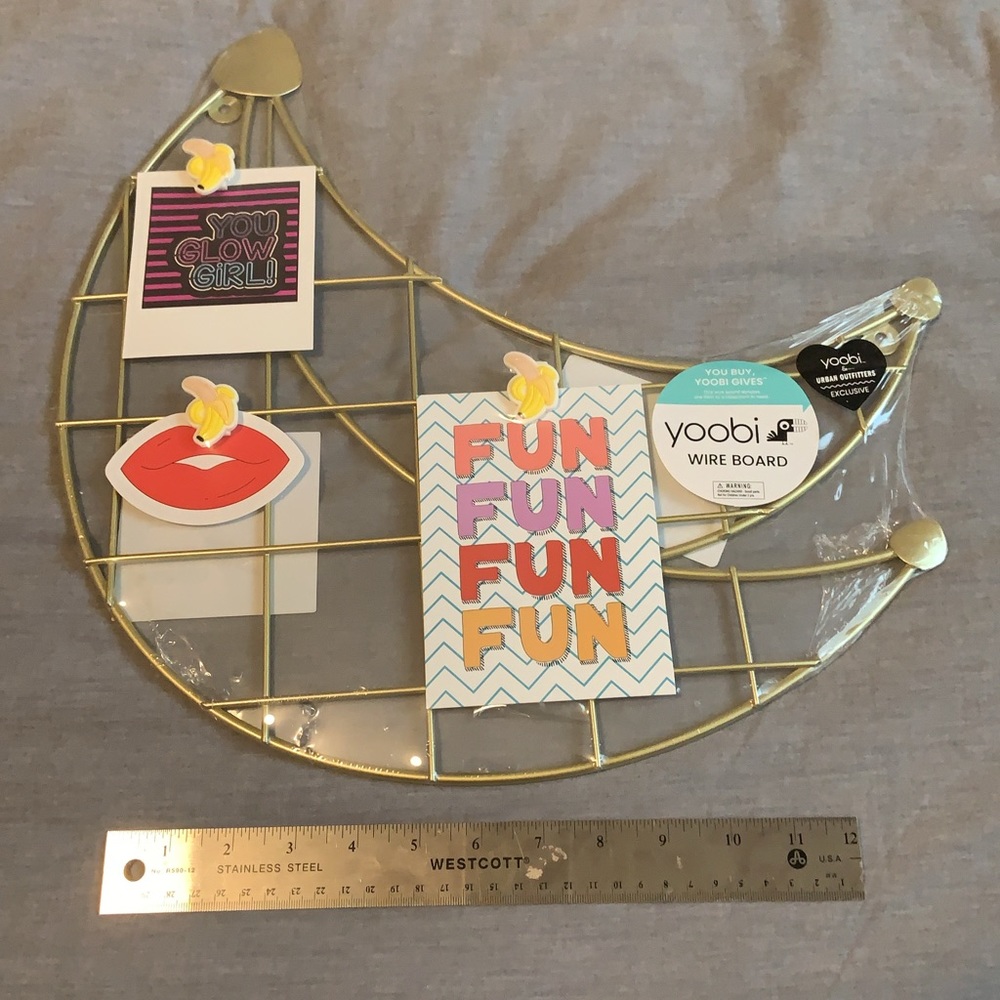 BNIP Banana Photo Wire Board